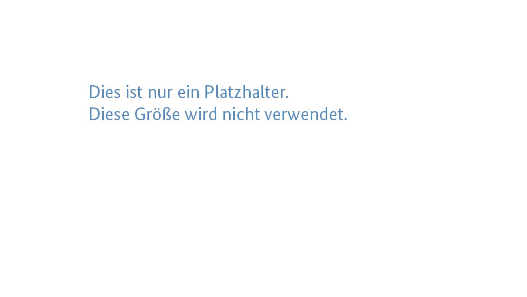 Strommasten auf einer Wiese Strommasten auf einer Wiese