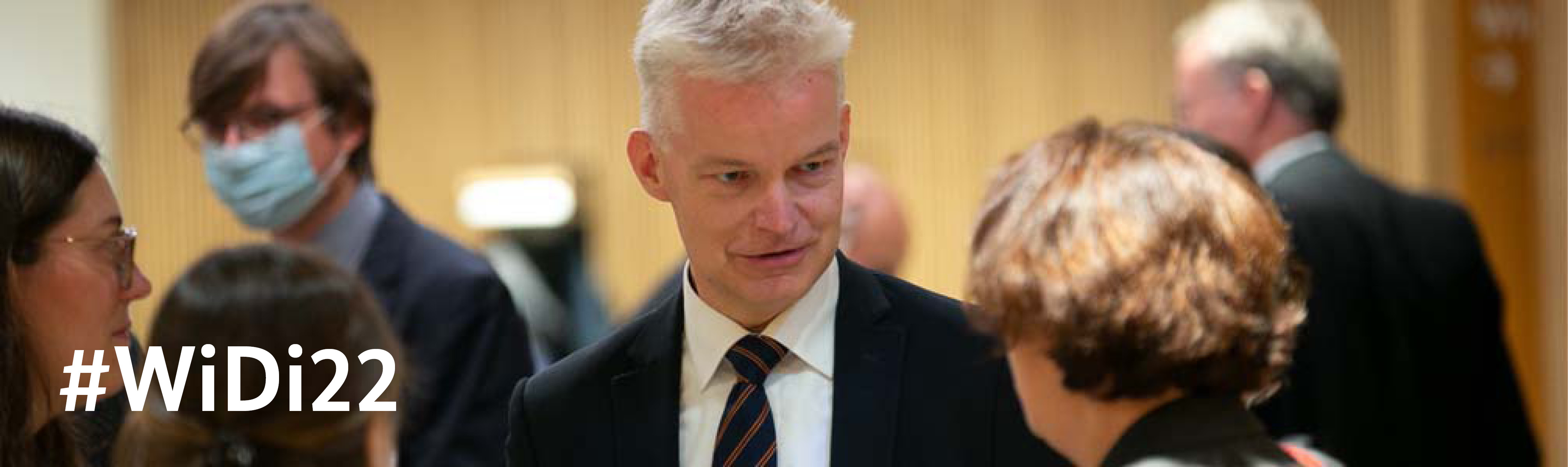 Abteilungsleiter Netzausbau im Gespräch beim Wissenschaftsdialog. Foto: Bundesnetzagentur Abteilungsleiter Netzausbau im Gespräch beim Wissenschaftsdialog. Foto: Bundesnetzagentur