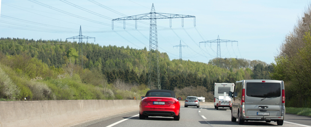 Stromleitung neben Autobahn Stromleitung neben Autobahn