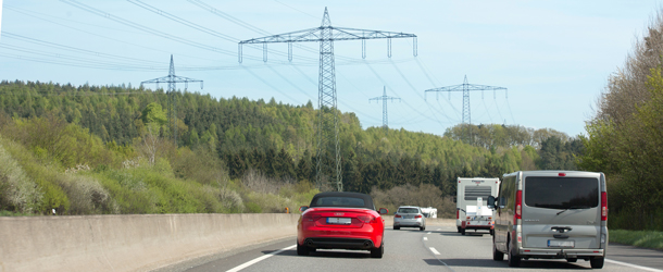 Stromleitung neben Autobahn