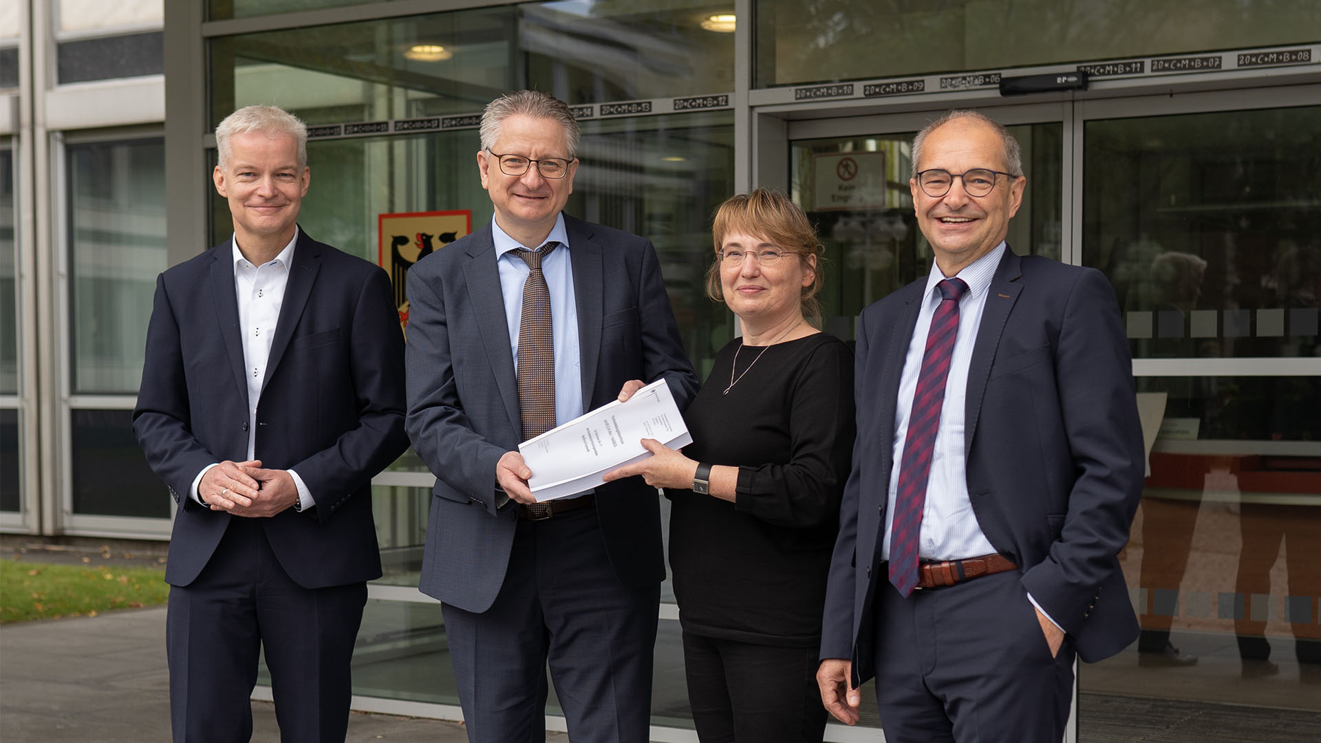 Matthias Otte und Dr. Bodo Herrmann überreichen den Planfeststellungsbeschluss für das Vorhaben 11.