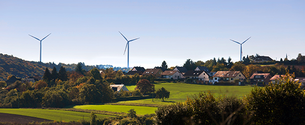 Landschaft mit Windrädern