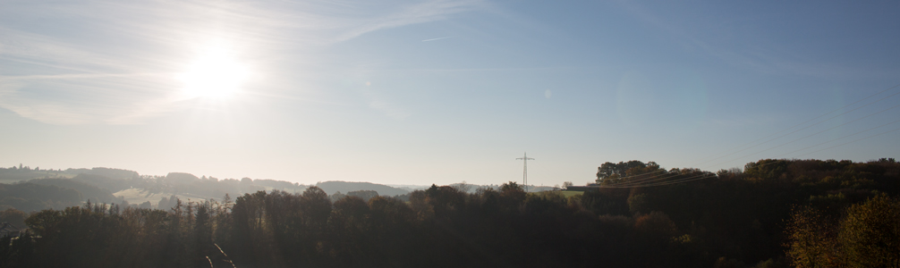 sonnige Landschaft mit Strommast